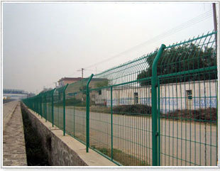 護欄網護欄網片永乾護欄網廠值得信賴的護欄網(護欄網種類護欄網應用護欄網優(yōu)點護欄網材質)--河北永乾金屬絲網制品