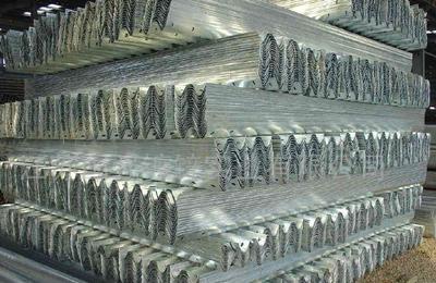 【公路波形護欄板】廠家直銷高速公路護欄板、波形護欄板、兩波護欄板、三波護欄板及其配套設(shè)施圖片_高清圖_細節(jié)圖-聊城宏遠交通設(shè)施 -