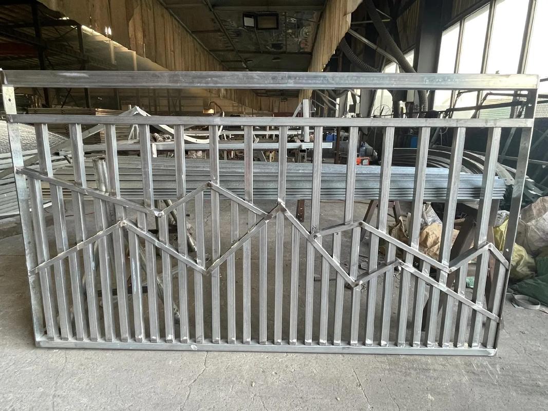 心有猛虎 細(xì)嗅薔薇#圍墻護(hù)欄 #護(hù)欄廠家 #隔離柵 #交通設(shè)